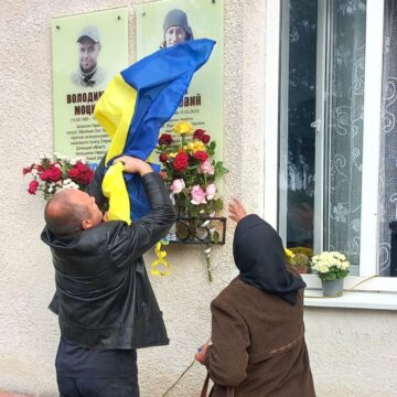 У Бурштинській громаді встановили пам’ятну дошку загиблому захисникові Олегу Вербовому