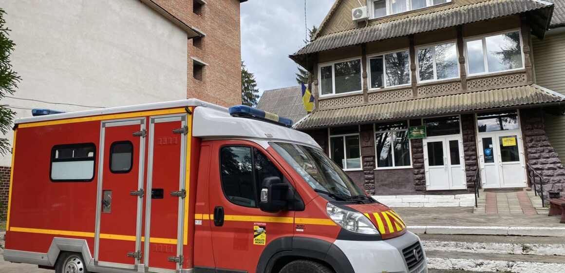 Верховинська лікарня отримала автомобіль швидкої допомоги та 40 медичних функціональних ліжок