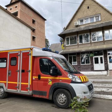 Верховинська лікарня отримала автомобіль швидкої допомоги та 40 медичних функціональних ліжок