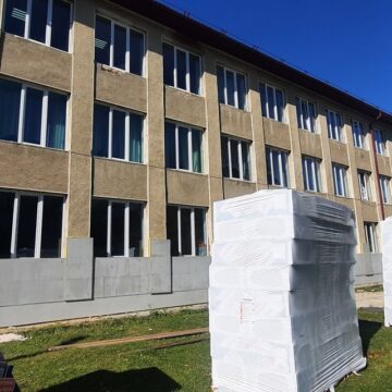Фасади Микуличинського та Яремчанського ліцею №1 утеплюють