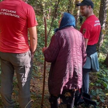 Рятувальники розшукали жінку, яка заблукала в лісовому масиві Яремчого