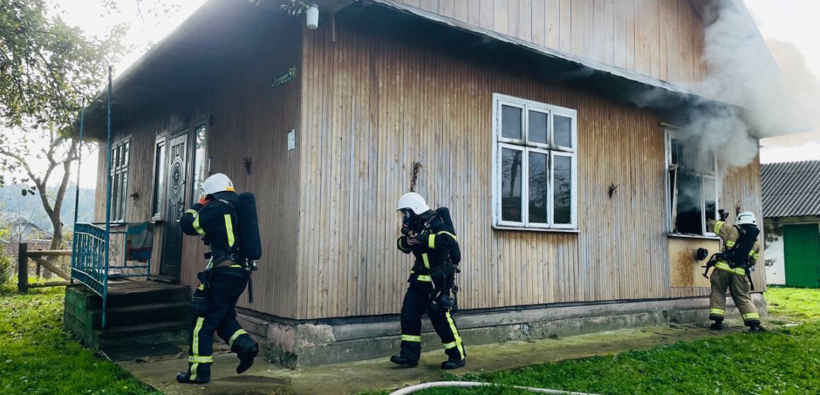 Під час пожежі житлового будинку на Калущині загинула 69-річна жінка