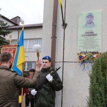 Був безстрашним та справедливим: в Івано-Франківську відкрили пам’ятну дошку полеглому захиснику Василю Стефанишину