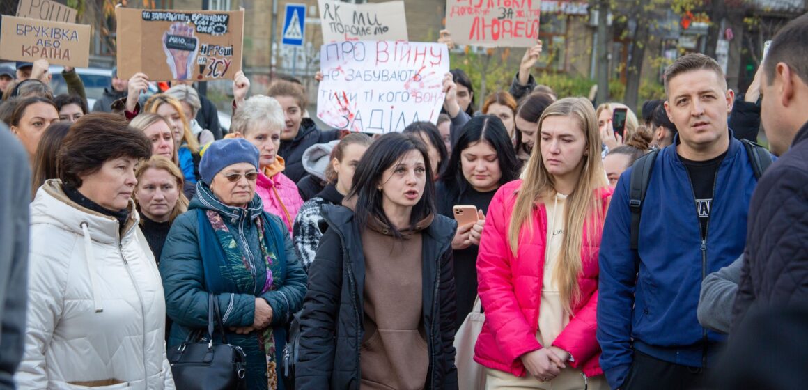 «Дрони і такмед, а не бруківка»: франківці вимагають у влади збільшити видатки на ЗСУ (ФОТО)