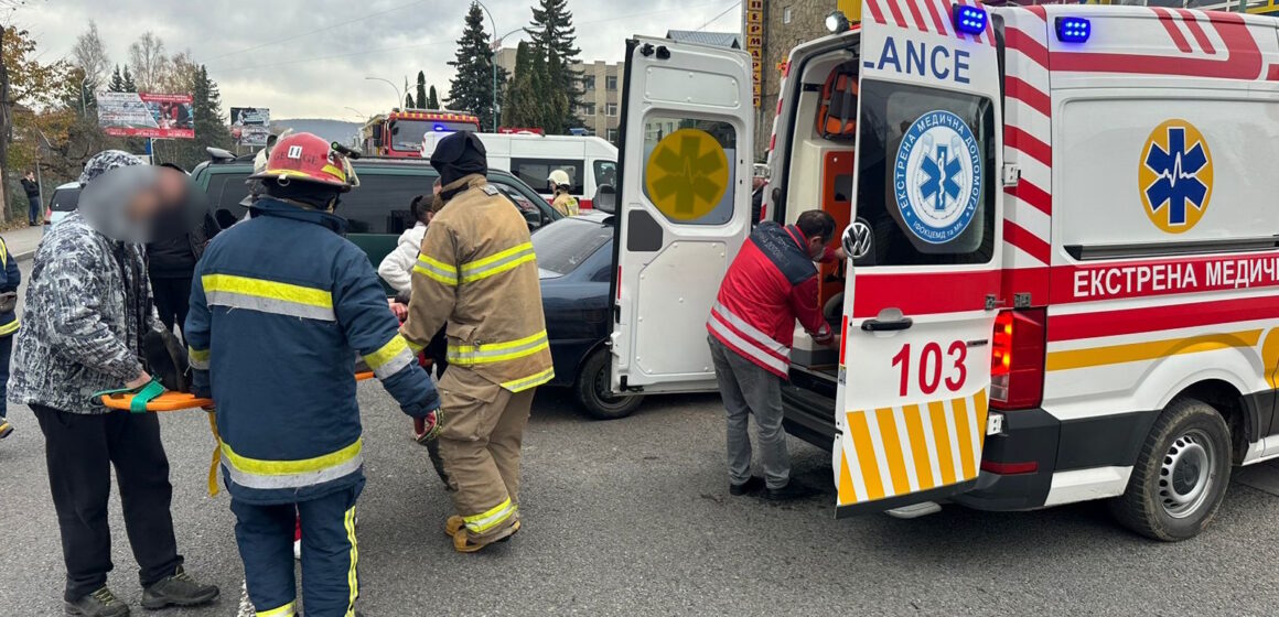 ДТП у Надвірній: з понівечених автомобілів рятувальники деблокували двох людей (ФОТО)
