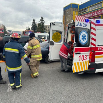 ДТП у Надвірній: з понівечених автомобілів рятувальники деблокували двох людей (ФОТО)