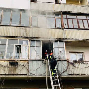 В Івано-Франківську горіла квартира: рятувальники евакуювали чотирьох людей (ФОТО) В Івано-Франківську горіла квартира: рятувальники евакуювали чотирьох людей (ФОТО)