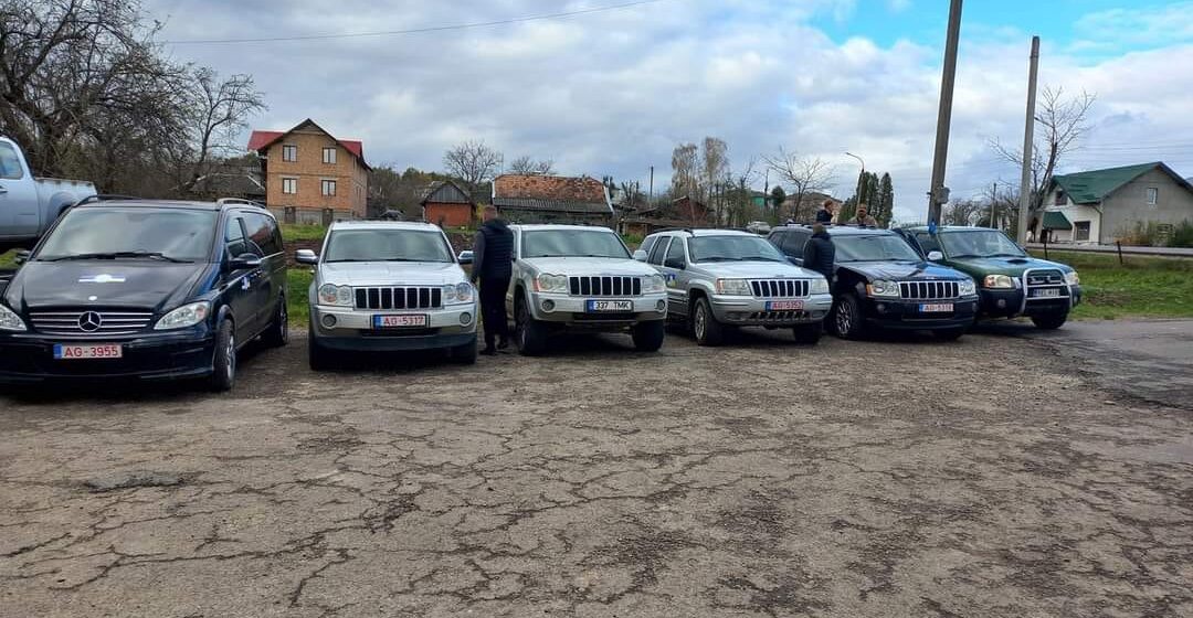 Сім автівок відправили на фронт громадська організація з Боднарова разом з благодійниками з Естонії