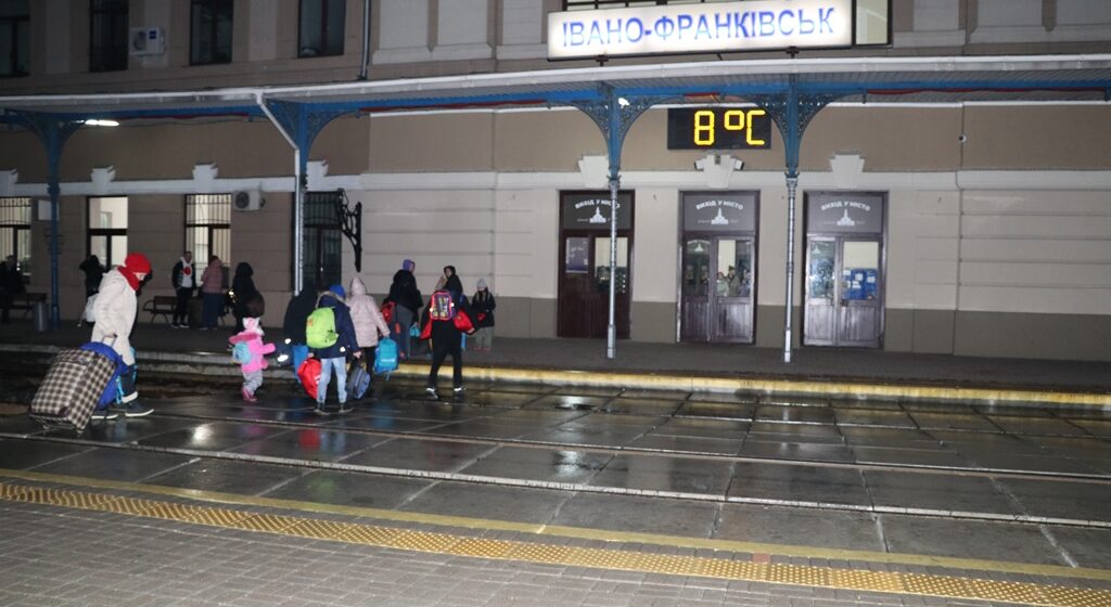 На Прикарпаття прибуло понад 90 дітей із Херсонщини (ФОТО)