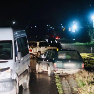 На Долинщині водій мікроавтобуса наїхав на трьох людей (ФОТО)