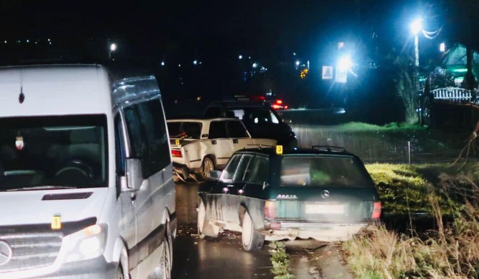 На Долинщині водій мікроавтобуса наїхав на трьох людей (ФОТО)