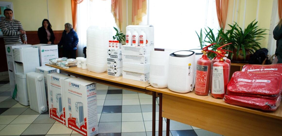 Для закладів освіти Прикарпаття передали благодійну допомогу