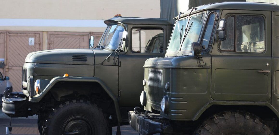 Від комунальників і бізнесу: з Коломиї військовим передали дві вантажівки