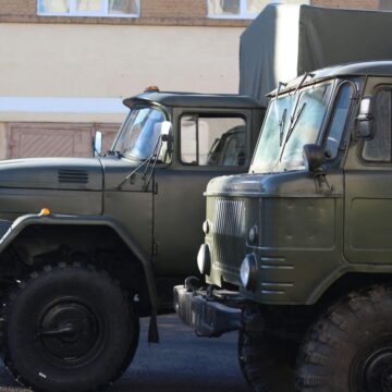 Від комунальників і бізнесу: з Коломиї військовим передали дві вантажівки