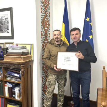 Головнокомандувач ЗСУ Валерій Залужний нагородив грамотою президента Івано-Франківської ТПП Андрія Левковича