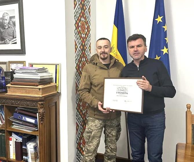 Головнокомандувач ЗСУ Валерій Залужний нагородив грамотою президента Івано-Франківської ТПП Андрія Левковича