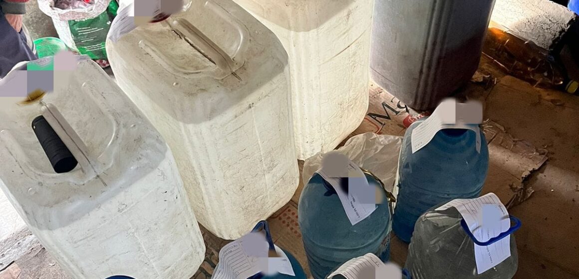 Слідчі вилучили у калушанина близько 464 літри спирту та 210 пачок цигарок без марок акцизного збору