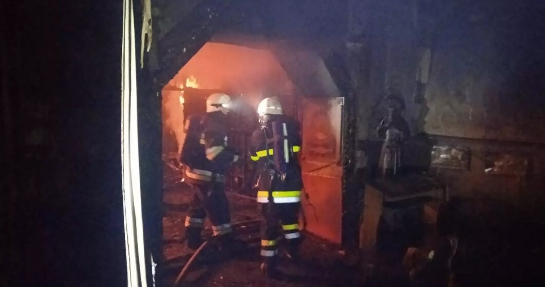На Прикарпатті вночі під час пожежі каплиці з медзакладу евакуювали понад 30 людей