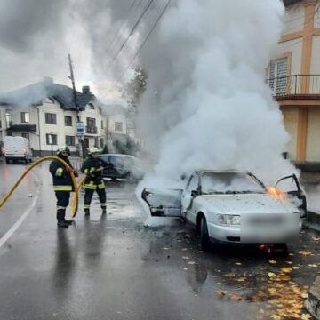 Вогнеборці ліквідували пожежу легкового автомобіля в Коломиї