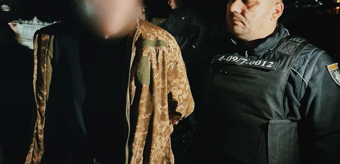 У поліції повідомили про деталі затримання підозрюваного, який ножем поранив знайомого