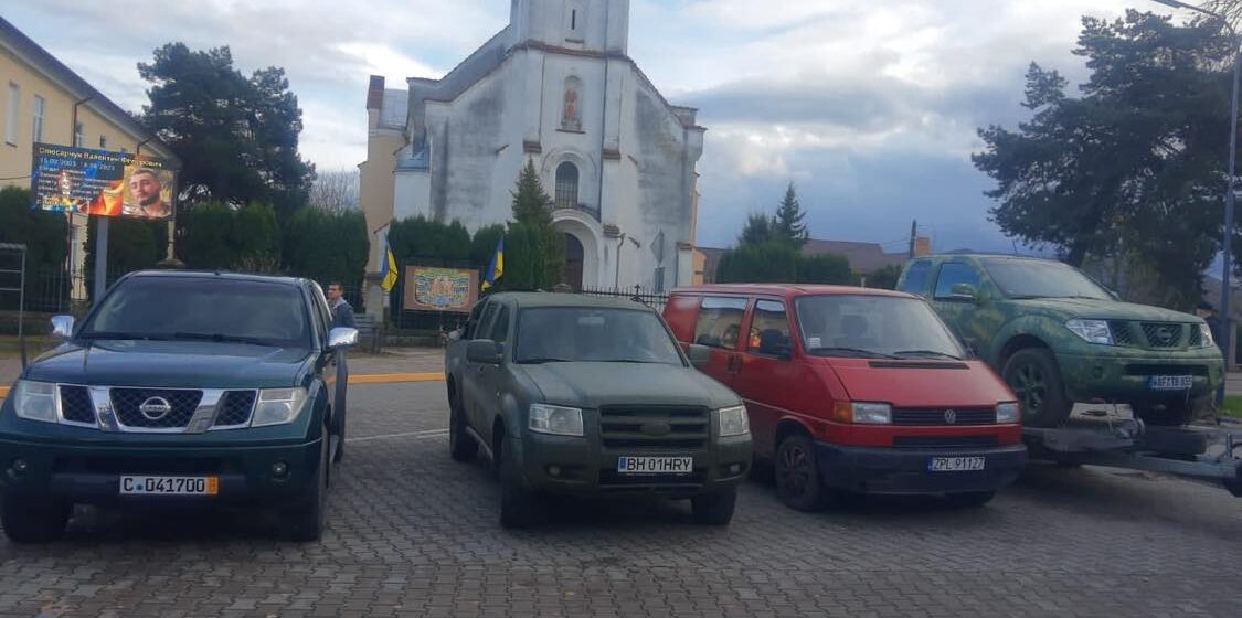 З Кутської громади на фронт передали чотири автомобілі