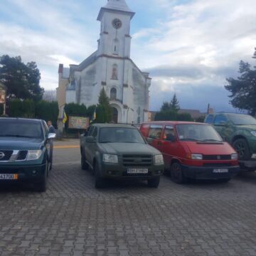 З Кутської громади на фронт передали чотири автомобілі