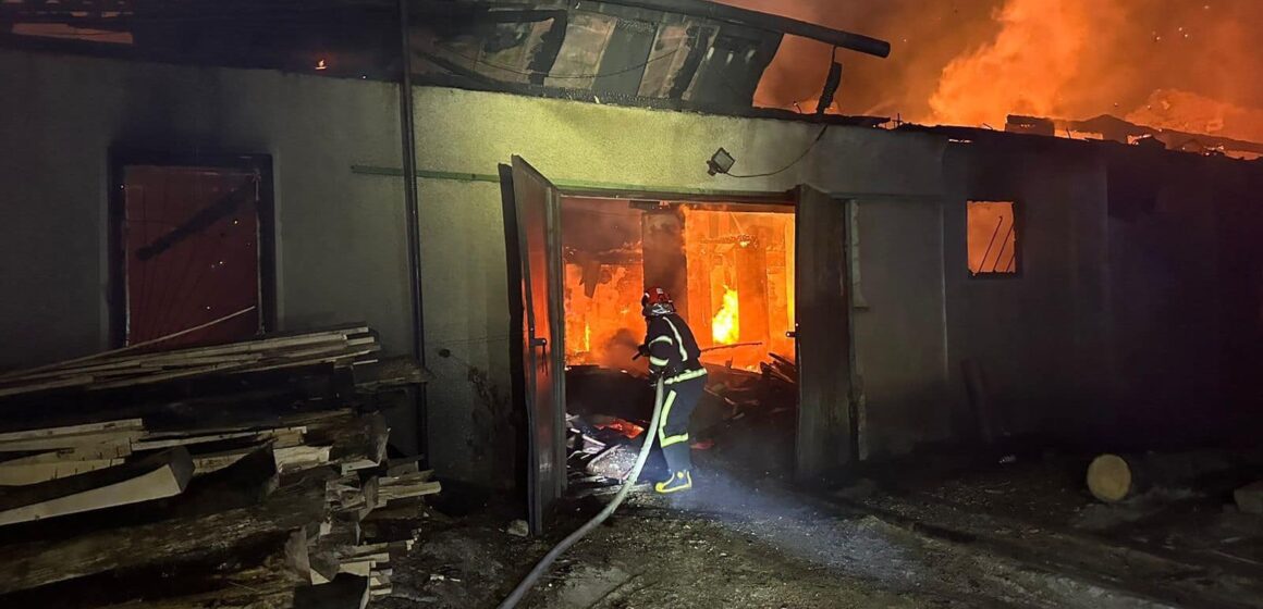 Рятувальники Надвірнянщини ліквідували пожежу будівлі столярного цеху в Ланчинській ТГ
