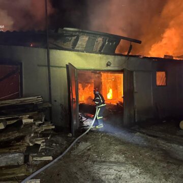 Рятувальники Надвірнянщини ліквідували пожежу будівлі столярного цеху в Ланчинській ТГ