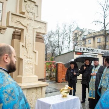 На честь 25-ї річниці відкриття Свято-Троїцького кафедрального собору ПЦУ у Івано-Франківську освятили хрест