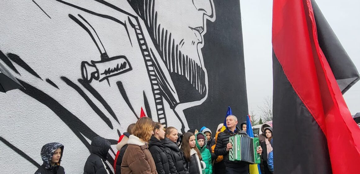 На фасаді Бовшівської гімназії відкрили мурал, присвячений пам’яті Дмитра Коцюбайла (Да Вінчі)
