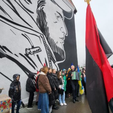 На фасаді Бовшівської гімназії відкрили мурал, присвячений пам’яті Дмитра Коцюбайла (Да Вінчі)