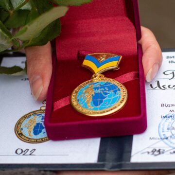 В Івано-Франківську з нагоди річниці Революції гідності вручили відзнаки “Зміни світ на краще”