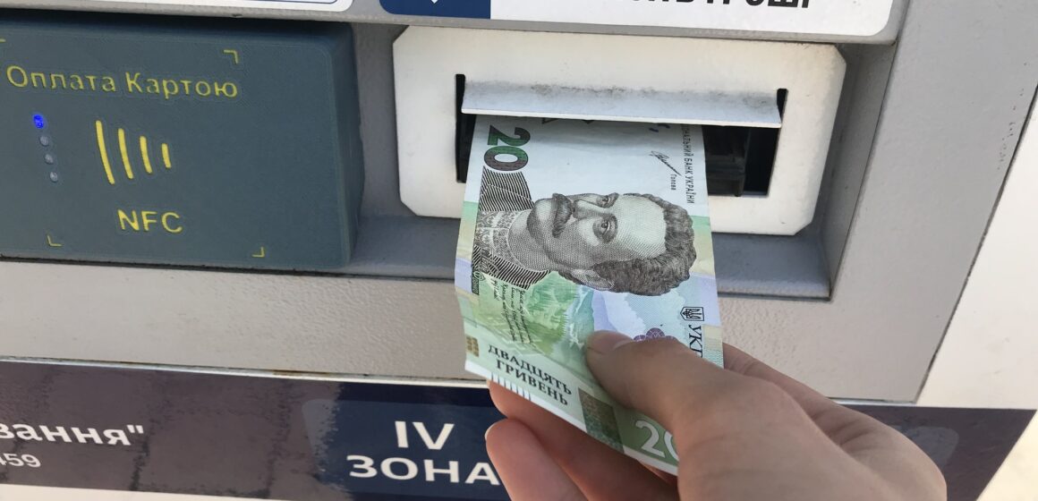 В Івано-Франківську обладнали ще один платний паркувальний майданчик