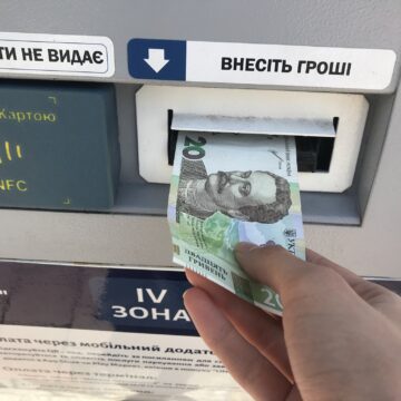 В Івано-Франківську обладнали ще один платний паркувальний майданчик