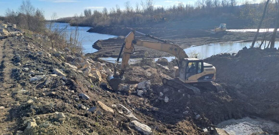 У Коломийському районі триває відновлення пошкоджених дамб на річках Прут та Черемош