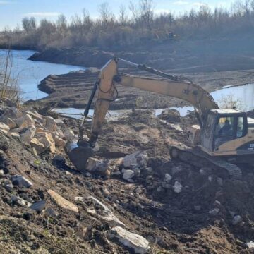 У Коломийському районі триває відновлення пошкоджених дамб на річках Прут та Черемош