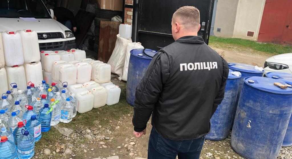 На Прикарпатті викрили групу чоловіків, які налагодили постачання та збут контрафактного спирту і сигарет