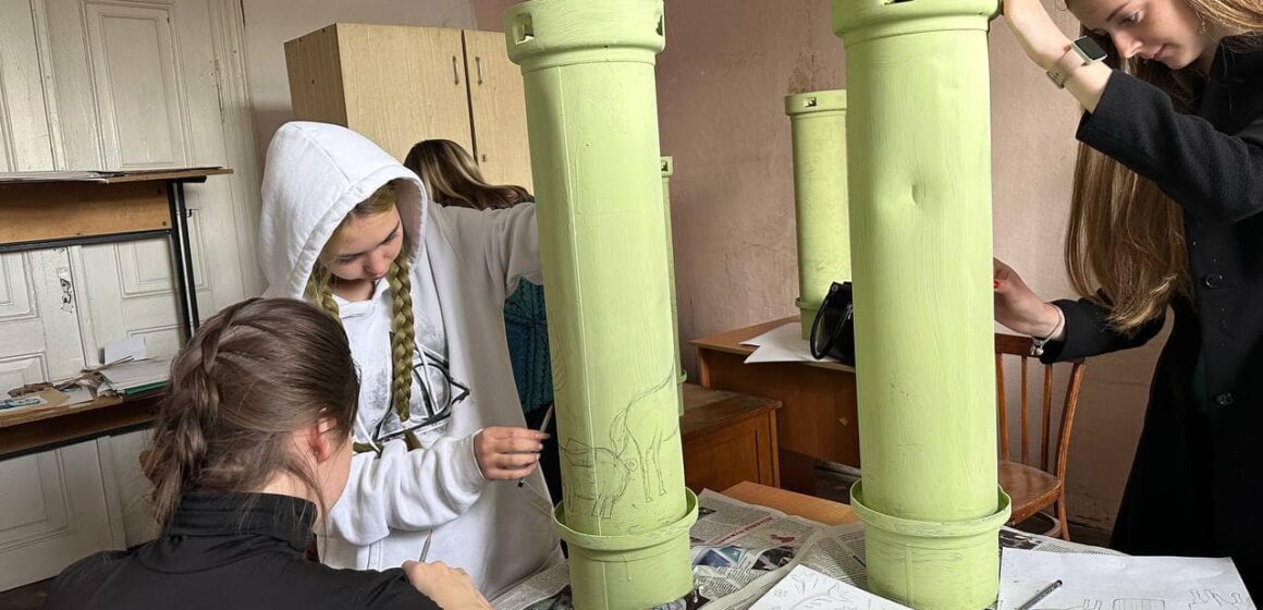 У центрі Коломиї до свят замість ялинки встановлять шопку з військовим духом