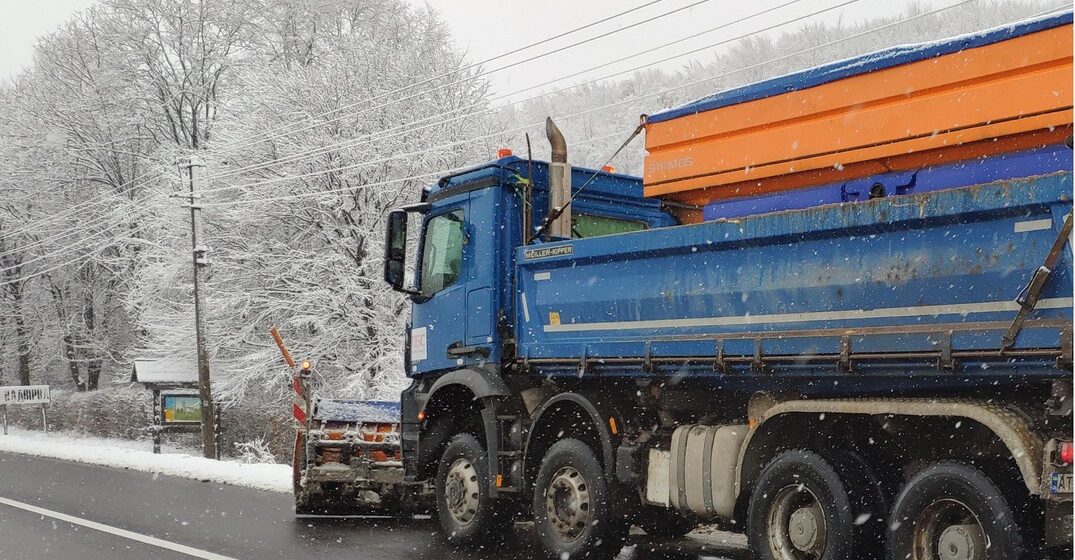 Протягом ночі на державних дорогах Прикарпаття працювала снігоочисна техніка