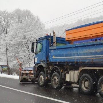Протягом ночі на державних дорогах Прикарпаття працювала снігоочисна техніка
