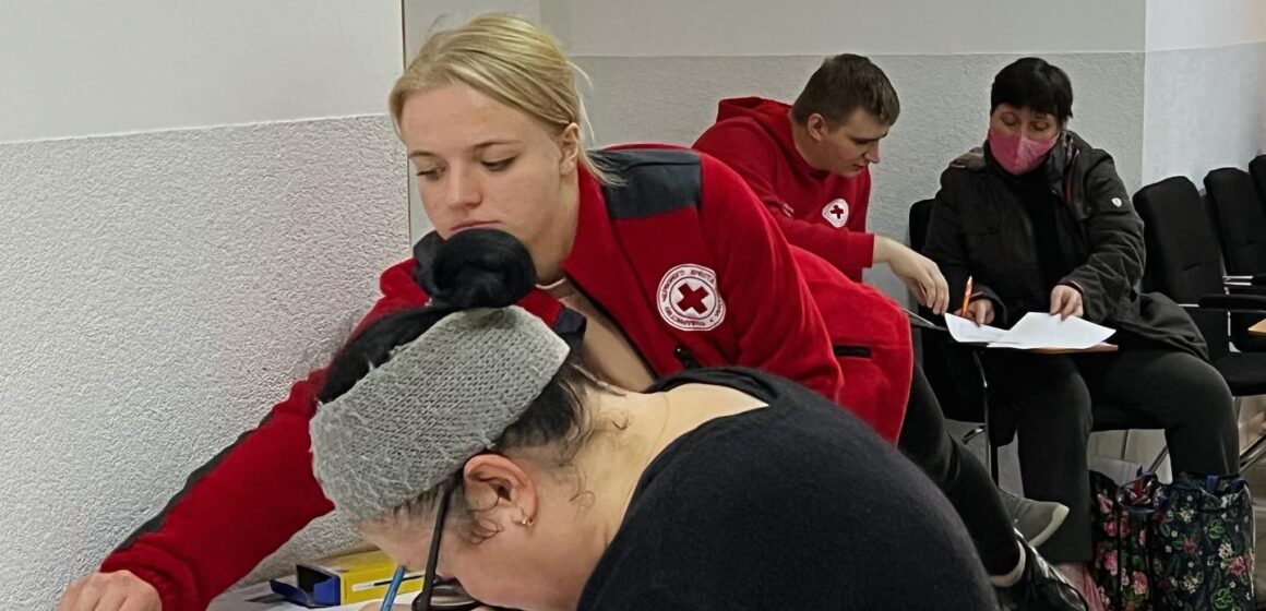 До процесу реєстрації на грошову допомогу від Червоного Хреста долучився Благодійний фонд “Право на захист”