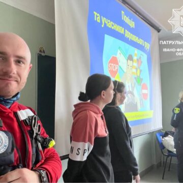 Для працівників екстреної медицини провели заняття з безпеки на дорозі