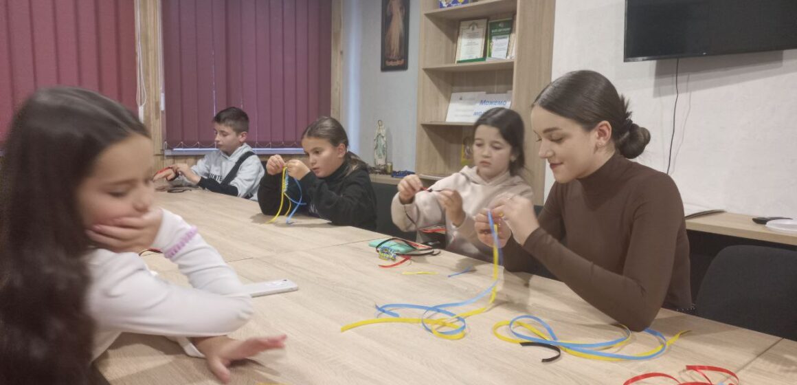 Діти з Вигодської територіальної громади із задоволенням долучилися до майстер класу з виготовлення патріотичних браслетів