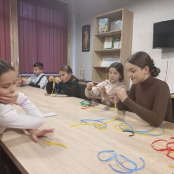 Діти з Вигодської територіальної громади із задоволенням долучилися до майстер класу з виготовлення патріотичних браслетів