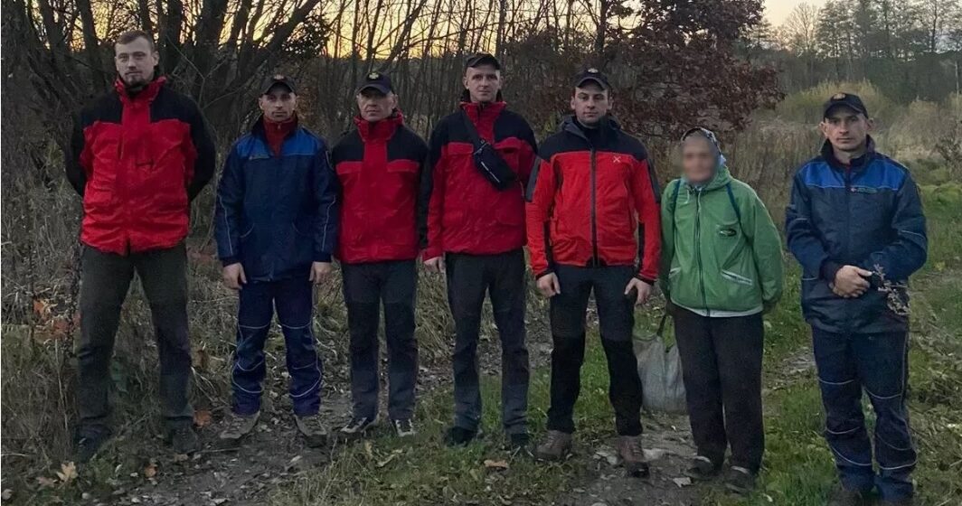 Прикарпатські рятувальники розшукали жінку, котра заблукала під час збирання грибів