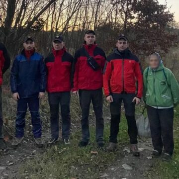 Прикарпатські рятувальники розшукали жінку, котра заблукала під час збирання грибів