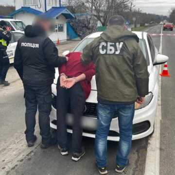 Правоохоронці затримали прикарпатця, який переводив через ліс ухилянтів до Румунії (ФОТО)