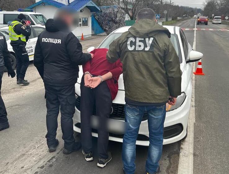 Правоохоронці затримали прикарпатця, який переводив через ліс ухилянтів до Румунії (ФОТО)