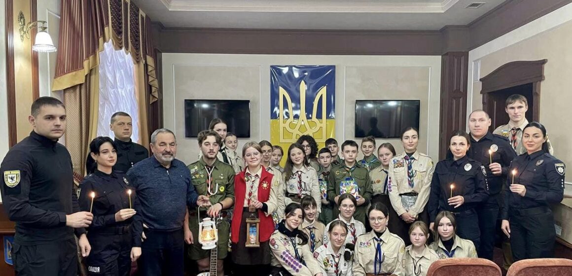 Пластуни передали прикарпатським поліцейським Вифлеємський вогонь миру (ФОТО)