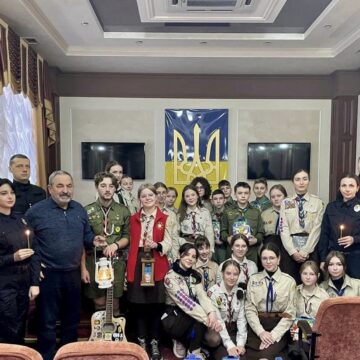 Пластуни передали прикарпатським поліцейським Вифлеємський вогонь миру (ФОТО)